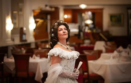Sisi Dinner Living history