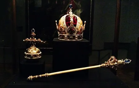 How to Pick a Crown. A Private Themed Tour of the Imperial Treasury (Kaiserliche Schatzkammer) / Tickets included