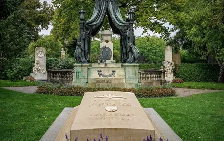 Explore Vienna's Central Cemetery: Private 2.5-hour Guided Tour