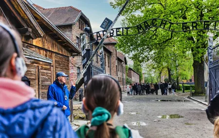 Auschwitz-Birkenau: Day Trip & Transfer from Kraków