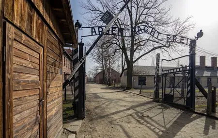 Auschwitz Birkenau Tour with Pickup and Lunch