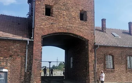 CV-Visit to the Auschwitz Camp in Italian with departure from Krakow