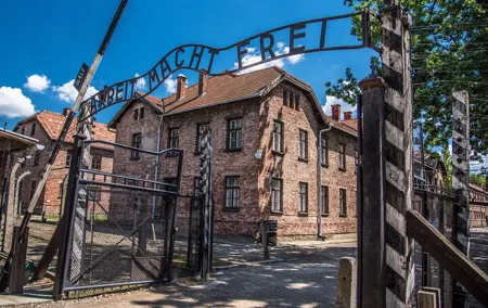 Small Group VIP Auschwitz Tour with Transportation