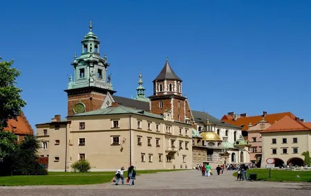 Krakow: Wawel Castle & Cathedral and Wieliczka Salt Mine Guided Tour with Lunch