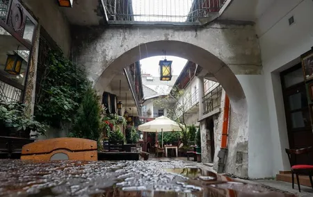 Krakow: Walk around Kazimierz & Former Ghetto with Entrance to Schindler Factory