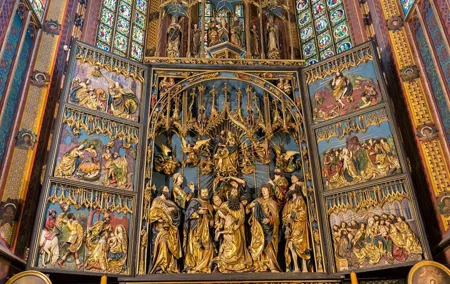 Krakow City Center Guided Tour with Visit to St Mary's Church