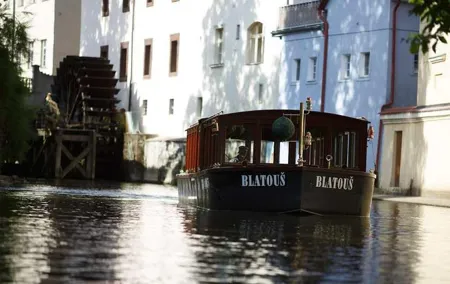 Private Custom Half-Day Tour: Prague Castle and River Cruise