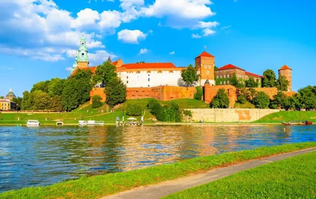 Fast Track Wawel Castle and Old Town Tour with Transfers