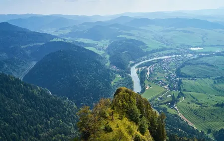 Hiking in the Pieniny Mountains & Dunajec River rafting from Krakow, private