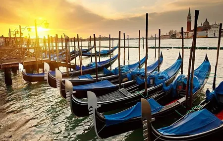 Classic 30-Minute Gondola Ride in Venice