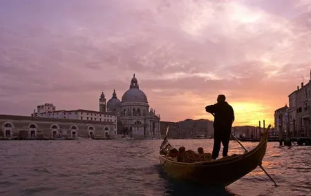Romantic Venice: 30 Minute Gondola Ride with Serenade
