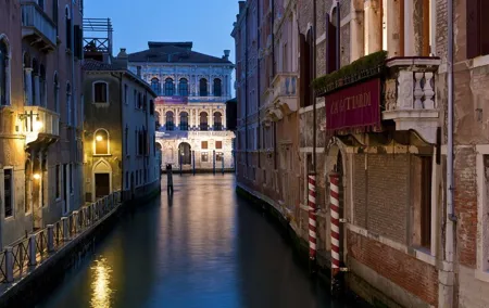 Venice: Private After Dark Tour and Gondola Ride