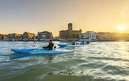 Sunset Kayak Tour in Venice: Discovering the City’s Canals