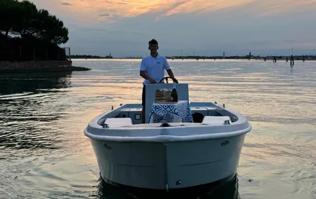 Private tour with typical boat in Venice & islands with Prosecco