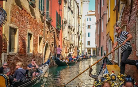 Venice: Classic 30-Minute Gondola Ride Through the Canals