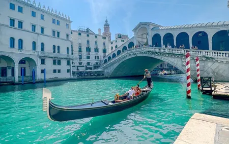 Private Tour: Venice Gondola Ride with Serenade