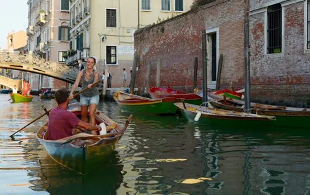 Learn to Row in the Venice Canals