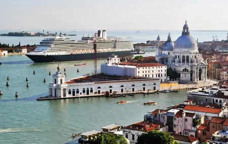 Venice Private Departure Transfer by Water Taxi: Central Venice to Cruise Port