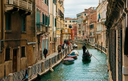 Walking Tour in Venice and Gondola Ride