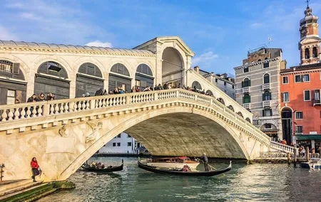 Morning Walking Tour of Venice with Mini Cruise
