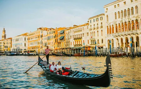 Enchanting Gondola Experience: 30 Minutes on the Grand Canal