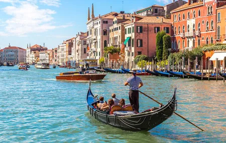 Walking Tour and Enchanting Gondola Journey in Venice