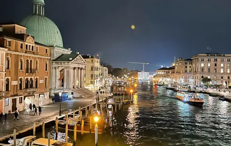 Guided Walking Tour in Venice by Night Crowd