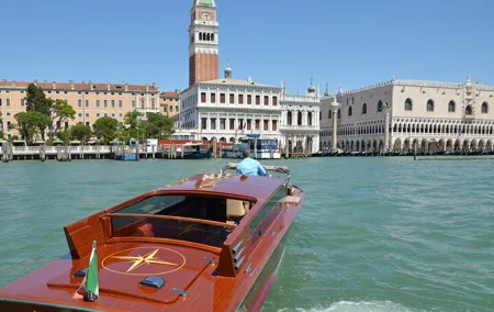 Tour 1 HRS Gran Canal with Luxury Boat