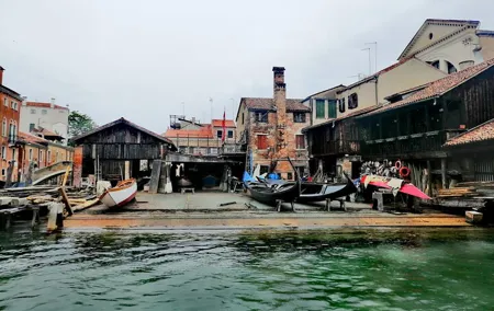 Walk Around Venetian Shipyards and Traditional Lagoon Boats