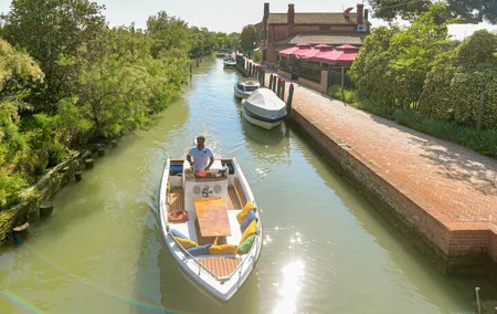 4 hours Private Boat Tour to Murano, Burano with local real guide