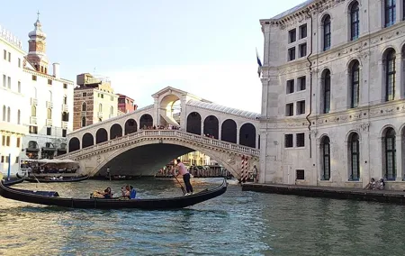 Private Venice walking tour plus Murano island lunch and glass factory visit