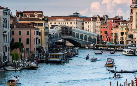 Private Full Day Tour from Milan to Venice with local tour guide and fast train