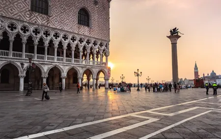 Public tour: Doge's Palace with St. Mark's Basilica & Gondolas