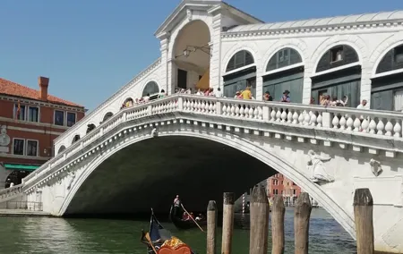 Tour of Venice between Art, History, Legend and Secrets