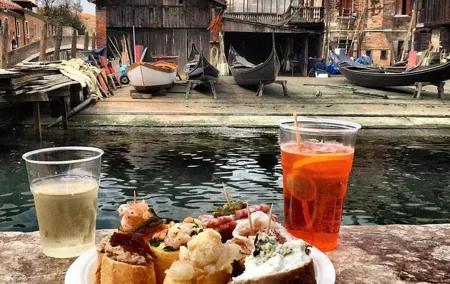 Drink eat and walk in Venice