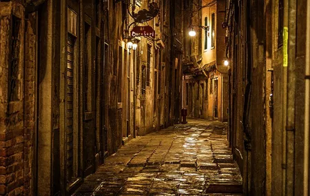 Guided Walking Tour to The Haunted Paths of Venice