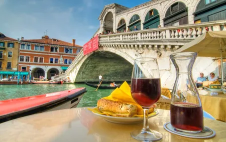 Wine Tasting Tour in Venice Old Town with a Wine Expert