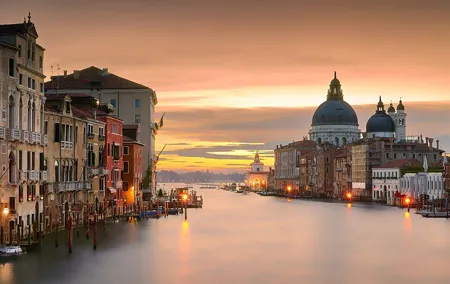 Private Gondola with Serenade for a Romantic Night in Venice
