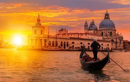 A luxury gondola tour in Venice: onboard aperitif and serenade