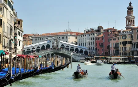 Venice: Private Serenade Gondola Tour - 30 minutes