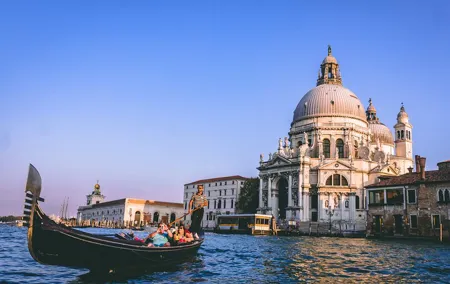 Private Transfer inside Venice by boat or from airport van+boat