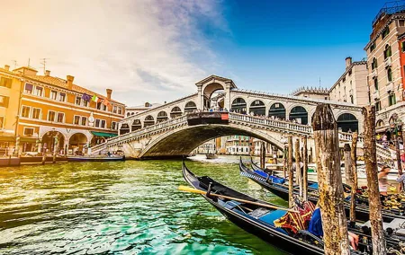 Walking Morning Tour and Enchanting Gondola Journey in Venice