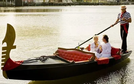 A private walking and gondola tour in Venice