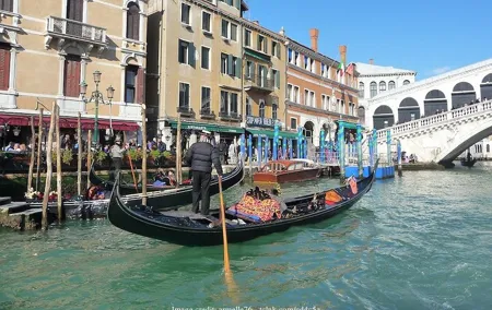 Explore Venice Rialto Markets at Dawn: Private Walking Tour