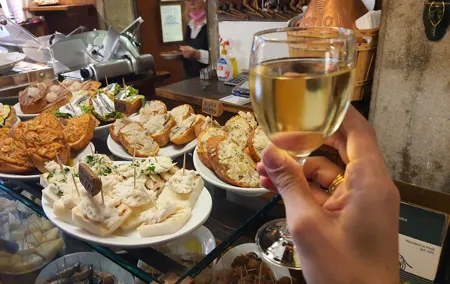 Venice Traditional Eateries Food Crawl and Guided Tour