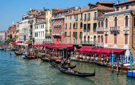 Guided Walk and Gondola Ride Experience in Venice