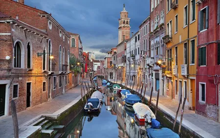 Venice Hidden Gems and Secrets Tour with a Local in Small Group