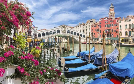 Exclusive Gondola Ride with Guided Old Town Tour