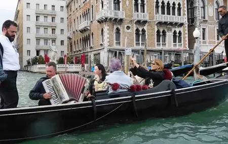 Private Gondola Ride with Serenade in Venice