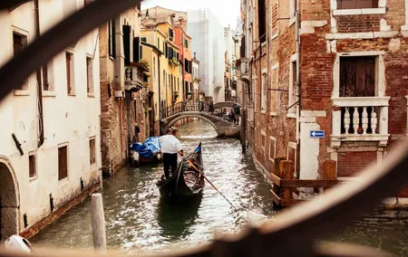 Private Virtual City Walk With a Venetian Without the Crowds